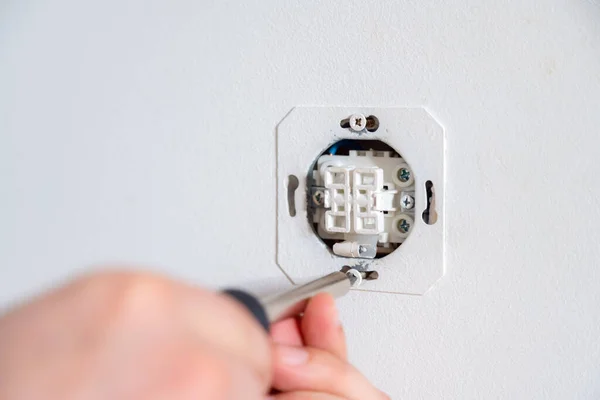 Eletricista Fixando Tomada Elétrica Com Uma Chave Fenda Handyman Trabalhando — Fotografia de Stock