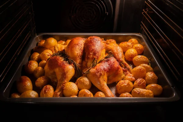 Roasting Whole Chicken Potatoes Oven Golden Colored Duck Cooking Oven — Stock Photo, Image