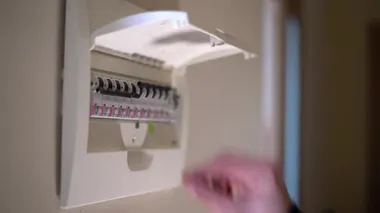 Sigorta kutusunda el değiştirme düğmesi var. Elektrikçinin kapattığı sigorta kutusunun düğmesini kontrol et.