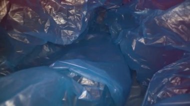 Dolly tek kullanımlık plastik torba arka plan ile vurdu. Şeffaf, yeniden kullanılabilir plastik atıklar. Plastik geri dönüşüm, çevre sorunları