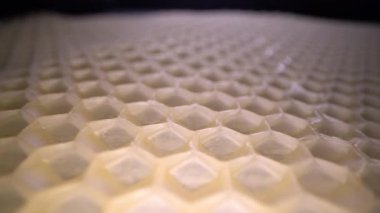 Petek balmumu geniş açılı makro çekim. Bal tarak altıgen şekil deseninin soyut görünümü
