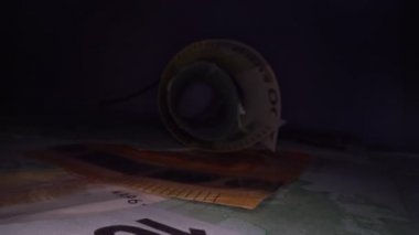 Para tünelinin içinde. Bir tüp içinde yuvarlanmış euro geri notları Soyut perspektif görünümü. Tasarruf ve yatırım para