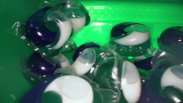 Yıkama Jel Kapsülleri Üst Üste Yığılmış Çamaşır Yıkama Için Kimyasallarla — Stok video