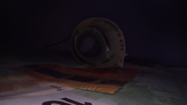 金のトンネルの中チューブに巻かれたユーロバックノートの抽象的な視点 お金の節約と投資 — ストック動画
