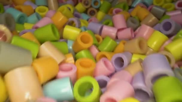 Dolly Shot Van Korte Kleurrijke Plastic Buisjes Elkaar Gestapeld Afval — Stockvideo