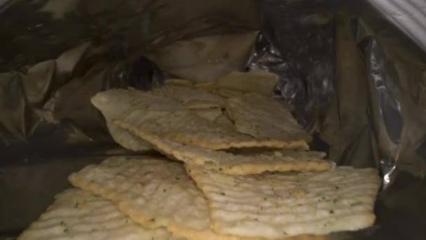 Dolly Tiro Câmera Deslizando Dentro Saco Batatas Fritas Pacote Aberto — Vídeo de Stock