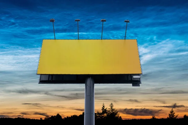 Cartelera Blanco Con Espacio Copia Rodeada Cielo Colorido Atardecer Plantilla — Foto de Stock