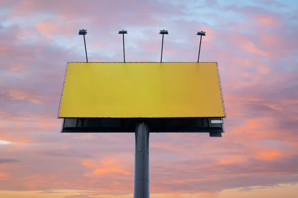 カラフルな夕日の空に囲まれたコピースペースの空白の看板 大規模な空のテンプレート 広告スペース — ストック写真