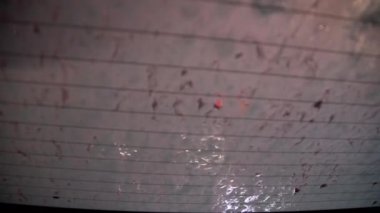 Konveyör tünel oto yıkama yerindeki arabanın içini kapat. Sabun ve suyla yıkama, otomatik oto yıkama servisinde dönen fırça.