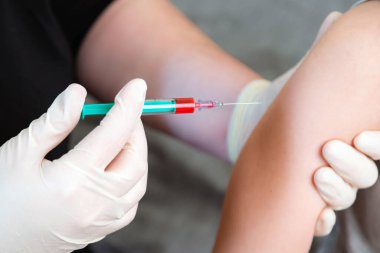 Hastaların omzuna grip aşısı yapan hemşire ellerini kapatın. İnsanları aşılayan doktor. Corona virüsü enjekte ediliyor, covid-19, grip tedavisi