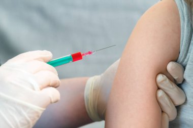 Hastaların omzuna grip aşısı yapan hemşire ellerini kapatın. İnsanları aşılayan doktor. Corona virüsü enjekte ediliyor, covid-19, grip tedavisi