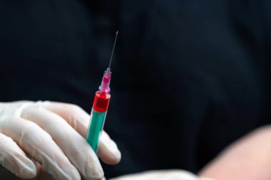 Elinde grip aşısı olan hemşirenin elini kapat. İnsanları aşılayan doktor. Corona virüsünün önlenmesi, covid-19, grip tedavisi