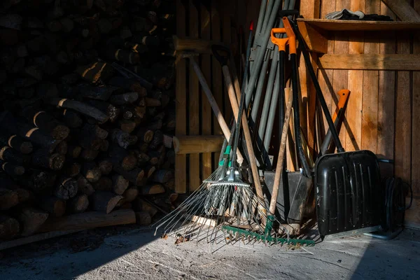 Attrezzi Giardinaggio Garage Impilati Uno Accanto All Altro Kit Lavoro — Foto Stock