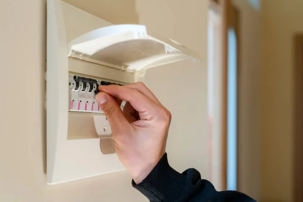 Handschakelaar Een Fusebox Sluiten Van Elektricien Controleren Zekeringkast Knop — Stockfoto