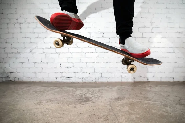 Skateboarder Realizar Truco Skate Ollie Concreto Atleta Practicando Salto Preparándose — Foto de Stock