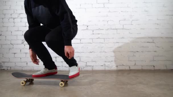 Skateboarder Realizando Truco Skate Estudio Atleta Practicando Acrobacias Saltar Sobre — Vídeos de Stock