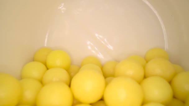 Pilules blanches ou capsules à côté de la bouteille sur fond de table en bois. Prescription de médicaments, médicaments de traitement. Médicament pharmaceutique, remède en récipient pour la santé. Analgésiques, maux de tête, dépression 