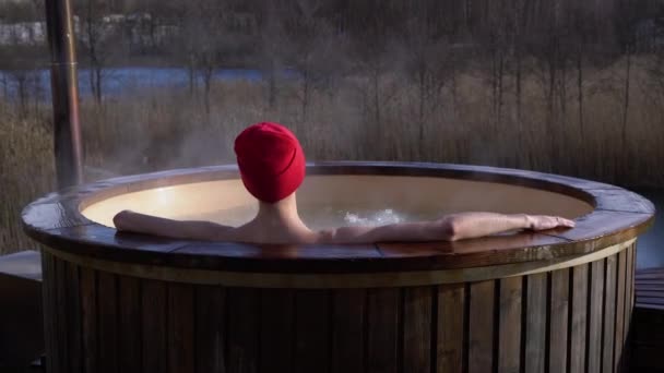Jonge Volwassene Ontspannen Houten Hot Tub Buiten Kijken Naar Natuur — Stockvideo