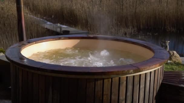Πώς Νερό Στροβιλίζεται Ξύλινο Υδρομασάζ Έξω Στη Φύση Απολαμβάνοντας Ζεστό — Αρχείο Βίντεο