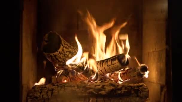 Cheminée brûlante avec bûches de bois et flamme à l'intérieur. Lumière chaude, atmosphère romantique intérieure 