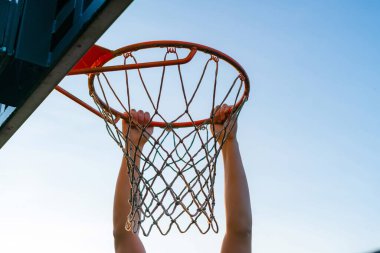 Sokak basketbolu smaç yarışması. Çemberde asılı oyuncuya yaklaş. Şehir gençlik oyunu. Başarı kavramı, puanlar ve kazanma
