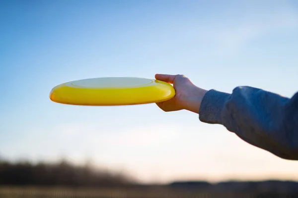 Mano Sosteniendo Frisbee Amarillo Afuera Flaying Frisbee Aire Libre Con — Foto de Stock