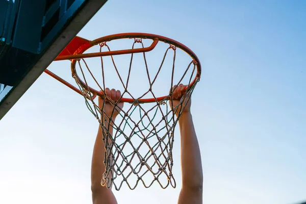 Sokak Basketbolu Smaç Yarışması Çemberde Asılı Oyuncuya Yaklaş Şehir Gençlik — Stok fotoğraf