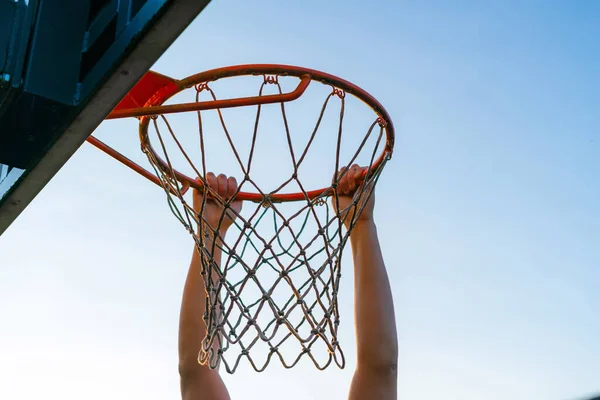 Competencia Baloncesto Callejero Primer Plano Del Jugador Colgando Aro Juego — Foto de Stock