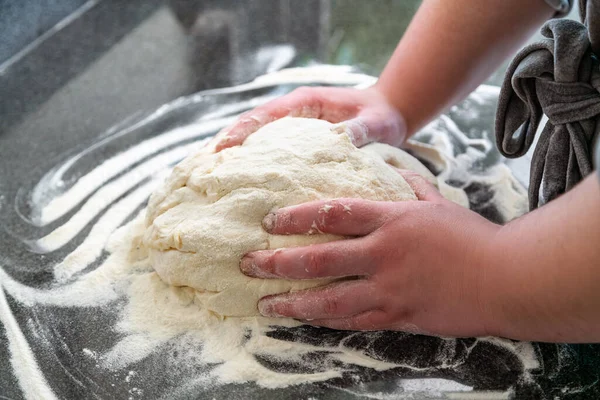 Close Chef Preparing Tough Cooking Bread Pizza Белое Круглое Тесто — стоковое фото