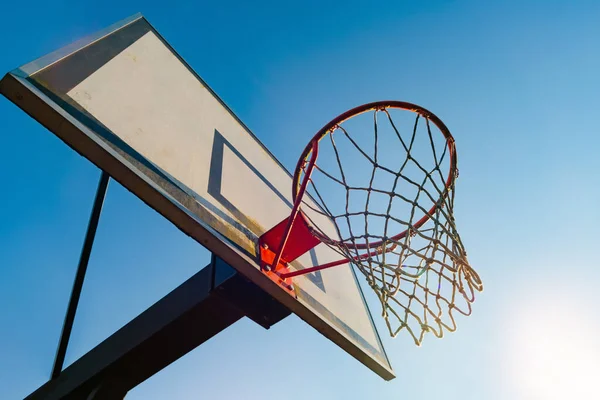 Güneşli Bir Günde Arka Planda Mavi Gökyüzü Olan Sokak Basketbolu — Stok fotoğraf