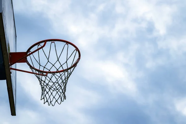 Tmavá Silueta Pouličního Basketbalového Koše Zamračený Den Zavřít Obruč Sítě — Stock fotografie