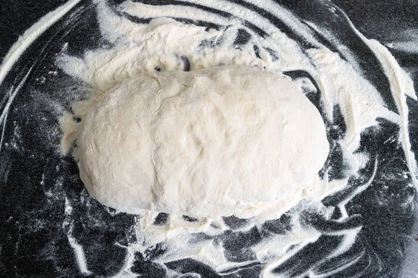Close Massa Branca Para Cozinhar Pão Massa Farinha Mão Redonda — Fotografia de Stock