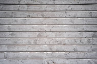 Gri ahşap duvar. Tipik İskandinav evlerinin dış yüzeyinin boyanmış ahşap deseni.