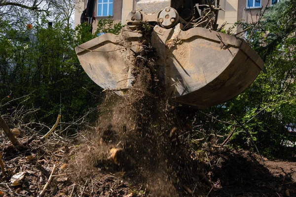 중공업용 기계가 가지와 퍼뜨린다 정원에서 나무와 폐기물을 들어올리는 가마솥 — 스톡 사진