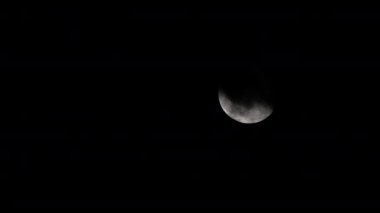 Karanlıkta dolunayı geçen bulutların zamanı. Dramatik manzara, korkunç gece..