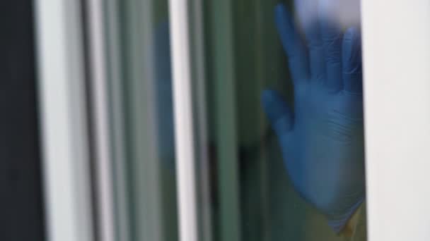 Vrouwen Hand Met Medische Handschoenen Naast Het Raam Binnen Thuis — Stockvideo