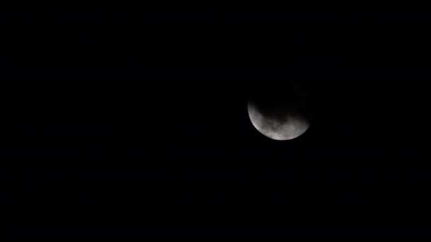 Timelapse de nuages passant la pleine lune dans l'obscurité. Paysage dramatique, nuit effrayante .