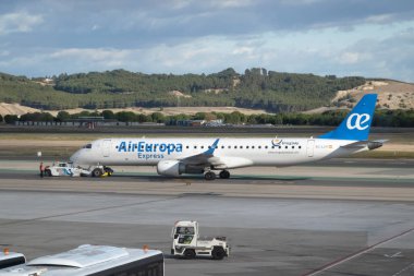 MADRID, İspanya - Mayıs 2020: Madrid-Barajas Havaalanı 'ndaki Air Europa ekspres ovası. Ticari uçak karantinadan sonra havaalanından havalanır. Kalkış ya da varış kilitlendi.