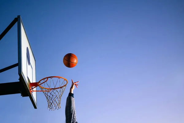 Sokak Basketbolcusu Potaya Top Atıyor Elinizi Kapayın Potanın Üstünde Turuncu — Stok fotoğraf