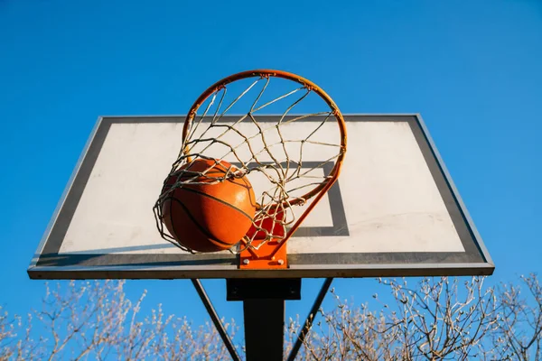 Sokak Basketbolu Potaya Düşüyor Şehir Gençlik Oyunu Portakal Topunu Potanın — Stok fotoğraf