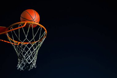 Sokak basketbolu geceleri potaya düşüyor. Şehir gençlik oyunu. Portakal topunu potanın üstüne yaklaştır. Başarı kavramı, puanlar ve kazanma