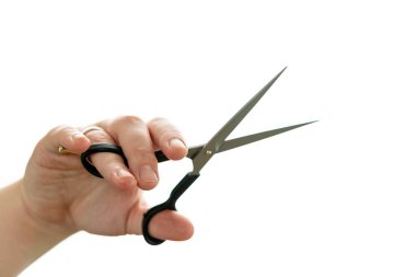 Beyaz arka planda izole edilmiş makas tutan profesyonel kuaför yakın plan. Berber çalışma aracı - metin için boşluk ile parlak arkaplan üzerinde makas