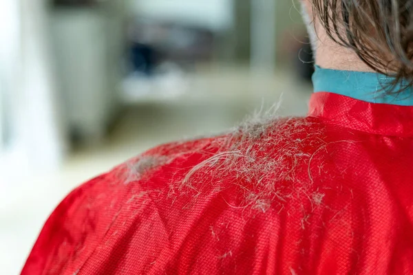 Domácí Kadeřník Stříhání Mužské Vlasy Doma Během Karantény Šedé Vlasy — Stock fotografie