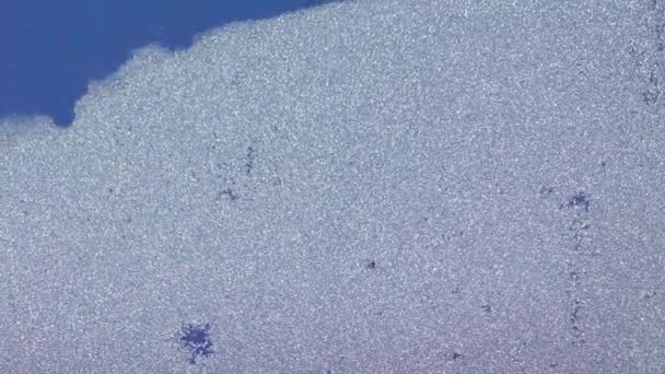 窓面の霜の抽象的なビューの時間経過 ブルークリスタルの霜の質感 寒い冬の背景 — ストック動画