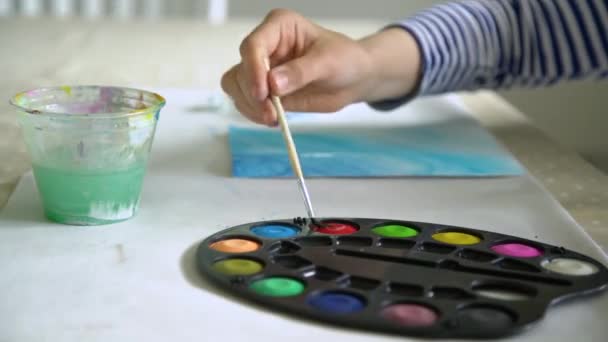 Kisgyerek Festés Akvarell Festékkel Iskolában Közelről Kézi Mártás Ecset Színes — Stock videók