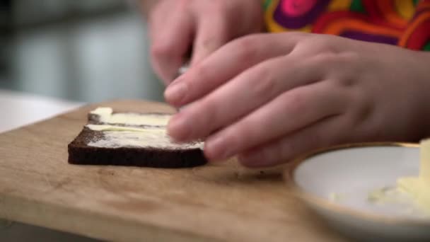 Nahaufnahme Mit Einem Küchenmesser Das Butter Auf Der Dunklen Brotscheibe — Stockvideo