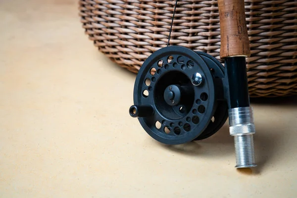 Close Fly Fishing Rod Reel Next Braided Basket Záchrana Muškařského — Stock fotografie