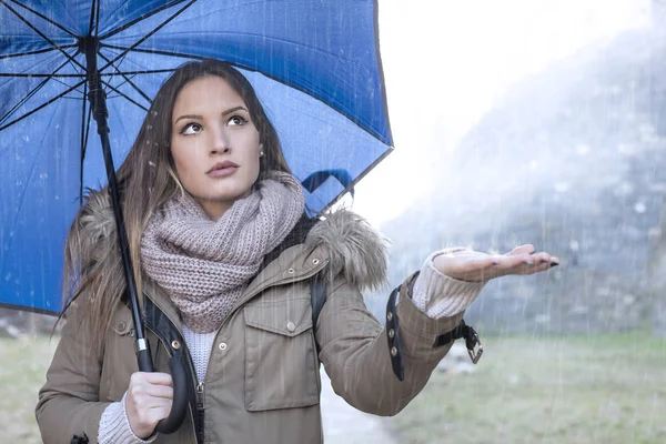 Hübsches Mädchen Mit Blauem Regenschirm Regen Besorgt Über Den Regenschauer — Stockfoto