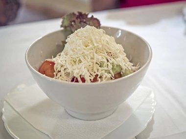 Taze sebze ve üzerine beyaz peynir salatası