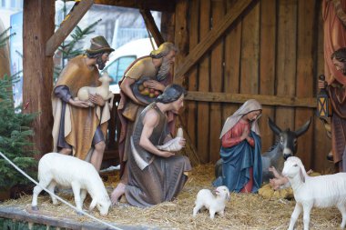 Bolzano, Noel zamanı İtalyan yaşam tarzı. Harika Noel pazarları. İnsanlar Noel eşyaları satın alıyor..